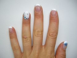 annulaires blancs avec strass et fleur bleue sur pouces.JPG